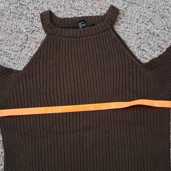 Cold shoulder sweater - Picture 6 of 6